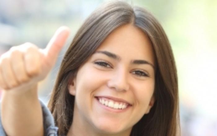 Immagine di studentessa che mostra il pollice su in segno di approvazione