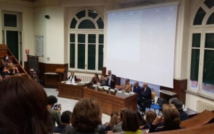 la foto mostra una riunione tenutasi in aula magna