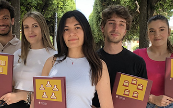 Immagine di cinque studenti che pubblicizzano il 5x1000